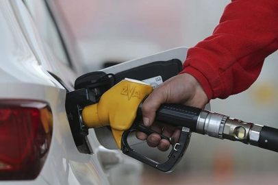 Petrol fiyatları dibi gördü: Benzin ve motorinde dev indirim yolda!