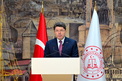 Bakan Tunç’tan Tanal’a: Haber verseydi çay da söylerdik, yemek de