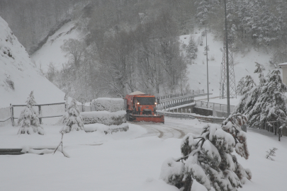 Kar yağışı Bolu Dağı'nda etkili: Anadolu Otoyolu ve D-100'de dikkat!