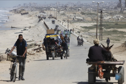 Soykırımcı İsrail, Gazze Şeridi'nin güneyindeki Filistinlileri göçe zorlamaya devam ediyor