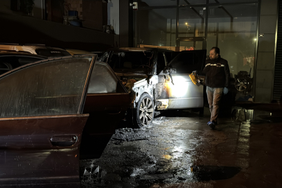 Tuzla'da park halindeki araçta çıkan yangın 5 araca daha sıçradı