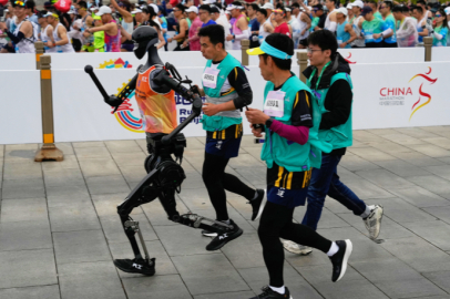 Dünyada bir ilk: Robotlar insanlarla aynı yarışta koştu