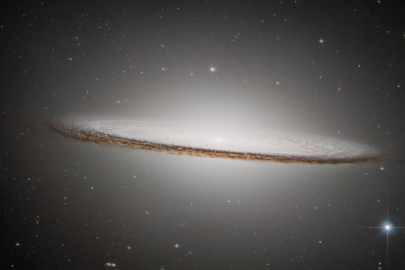 Hubble'dan "Şapkalı Galaksi"nin yeni görüntüsü