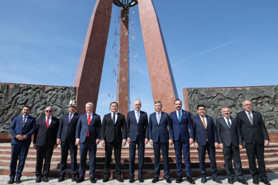 TBMM Başkanı Kurtulmuş Ata-Beyit Ulusal Tarih ve Anıt Kompleksi'ni ziyaret etti