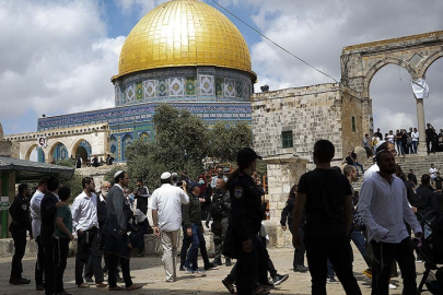 İşgalci Yahudiler Mescid-i Aksa'ya baskın düzenledi
