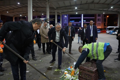 Bakan Işıkhan işçilerle buluştu, temizlik yaptı