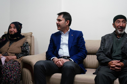 Bakan Kurum yeni köy evlerine taşınan aileye misafir oldu