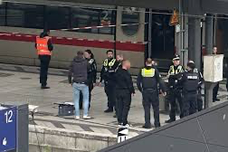 Almanya Hamburg’da tren istasyonunda bıçaklı saldırı