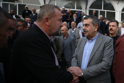 Bakan Tekin, bayram namazını memleketinde kıldı