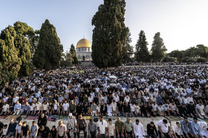 On binlerce Müslüman bayram namazını Mescid-i Aksa'da kıldı