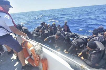 İzmir açıklarında sürüklenen lastik bottaki 47 düzensiz göçmen kurtarıldı