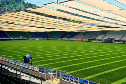 Çaykur Didi Stadyumu'nun çimleri, örtü sistemi ile güneşten korunuyor