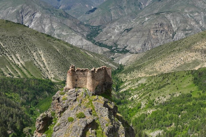 Erzurum'da sarp kayalık üzerindeki tescilli Hırçer Kalesi yüzyıllardır ayakta