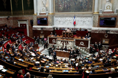 Fransa'da, tavandaki su sızıntısı nedeniyle Ulusal Mecliste oturuma ara verildi