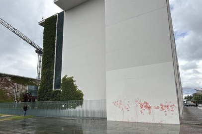 Almanya'da Filistin destekçileri Başbakanlık binasına kırmızı boya sürdü