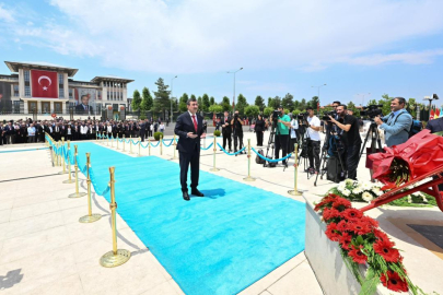 Cumhurbaşkanı Yardımcısı Yılmaz, 15 Temmuz Şehitler Anıtı'na çelenk bıraktı