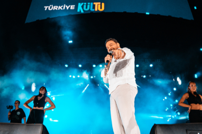 Sinan Akçıl, Van'da sevenleriyle buluştu... Şarkılar hep bir ağızdan söylendi