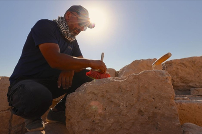 Hava sıcaklığının 45 dereceyi bulduğu Güneydoğu'da tarihin izini sürüyorlar