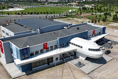 Kayseri'de uçağı andıran mimarisiyle dikkat çeken uzay ve havacılık lisesi tanıtıldı
