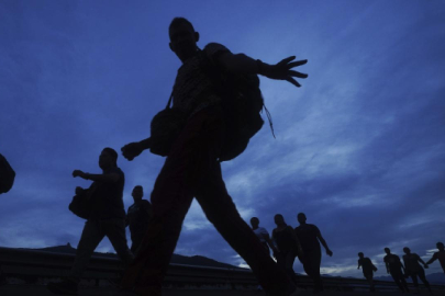 ABD'de ICE, tüm düzensiz göçmenleri ve işverenlerini hedef alacaklarını belirtti