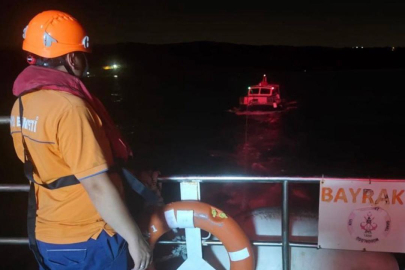 İstanbul açıklarında sürüklenen teknedeki 4 kişi kurtarıldı