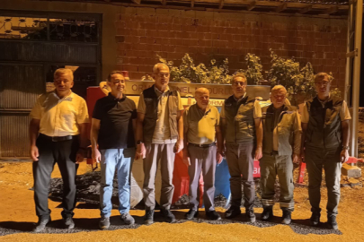 Yangın bölgesine patlayan lastiğine rağmen su taşıyan çiftçiye anlamlı hediye