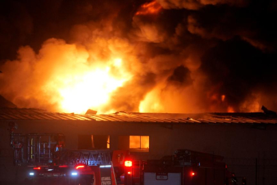 İstanbul'da plastik ve sünger fabrikasında yangın