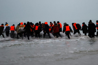 İngiltere, küçük botlarla gelen sığınmacıları Fransa’ya geri göndermeye başlıyor