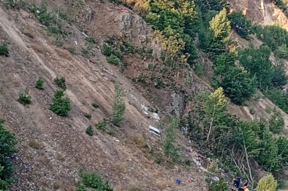 İşçileri taşıyan minibüs uçuruma yuvarlandı! Çok sayıda ölü ve yaralı var