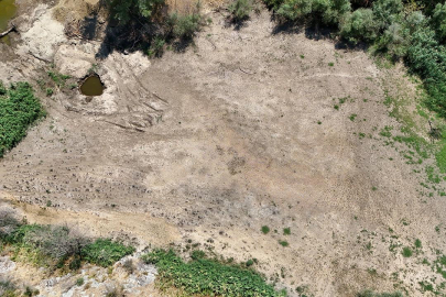 Aşırı sıcaklardan dereden su akmaz oldu