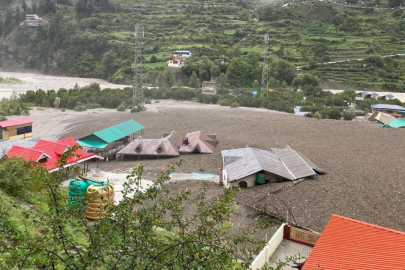 Hindistan'da 4 kişinin ölümüne neden olan heyelanda yaklaşık 100 kişi kayboldu