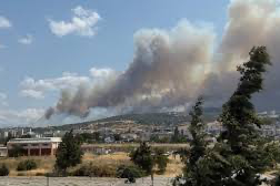 Çanakkale’de yangın havalimanı ve Boğaz trafiğini durdurdu