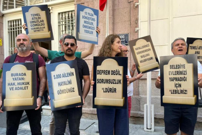 İzmirli kooperatif mağdurlarından büyükşehir önünde mezar taşlı eylem