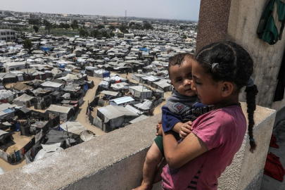 Katil İsrail'in Gazze'de düzenlediği saldırılarda 8 Filistinli hayatını kaybetti