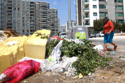 Adana'da vatandaşların "çöp" tepkisi: Evlerimizden böcek çıkıyor