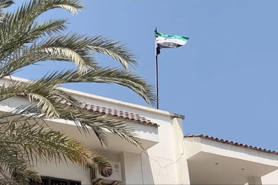 Suriye bayrağı 13 yıl sonra göndere çekildi