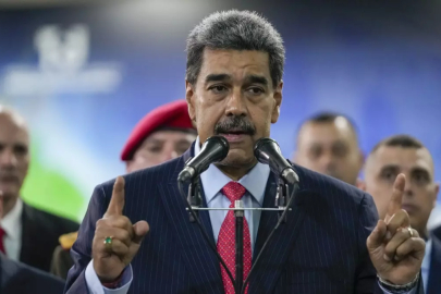 Maduro'dan ABD'ye savaş gemisi resti: Topraklarımıza dokunmaya kalkışmayın