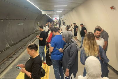 İstanbullunun ulaşım çilesi bitmiyor: Metro arızalandı yoğunluk oluştu
