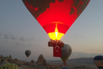 Sıcak hava balonları Türk bayraklarıyla uçtu