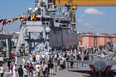 TEKNOFEST Mavi Vatan'da Zafer Bayramı coşkusu: Vatandaşlar TCG Anadolu'ya akın etti