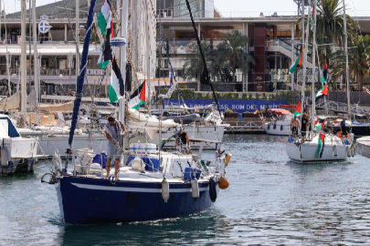 Kötü hava koşullarından Barselona'ya dönen tekneler tekrar Gazze'ye doğru yola çıktı