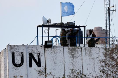 İşgalci İsrail ordusu, Lübnan'ın güneyinde BM barış gücü personeli yakınına saldırı düzenledi