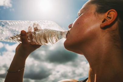 Yapay Zeka her sohbet ettiğinizde bir şişe su içiyor