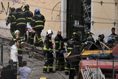 Portekiz'de tramvayın raydan çıktığı kazada 15 kişi öldü, 18 kişi yaralandı