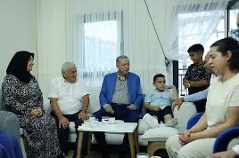 Cumhurbaşkanı Erdoğan Malatya’da depremzede aileyi ziyaret etti