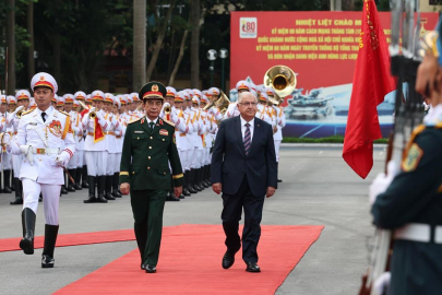 Bakan Güler, Vietnam'da askeri törenle karşılandı