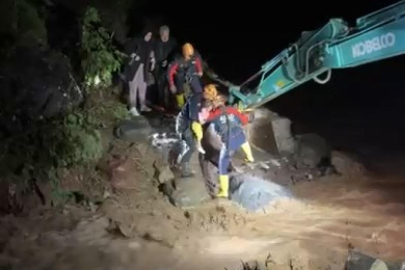 Rize'de sel ve heyelan! Mahsur kalanlar kepçeyle kurtarıldı