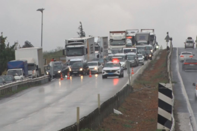Büyükçekmece'de hafriyat kamyonu devrildi: E-5 trafiğe kapandı
