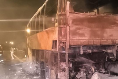 Adana'da seyir halindeki yolcu otobüsü yandı