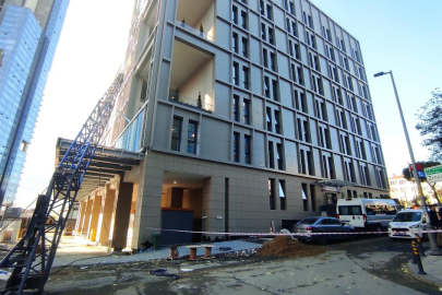 İstanbul'da vinç öğrenci yurduna devrildi